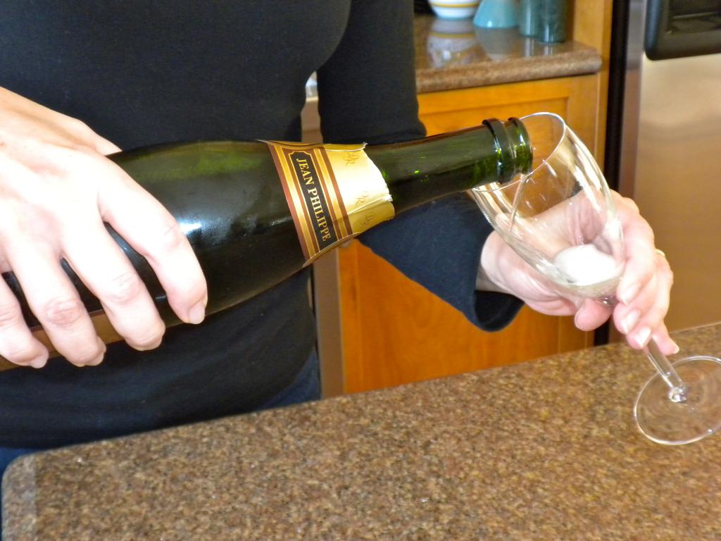 как открыть шампанское если пробка