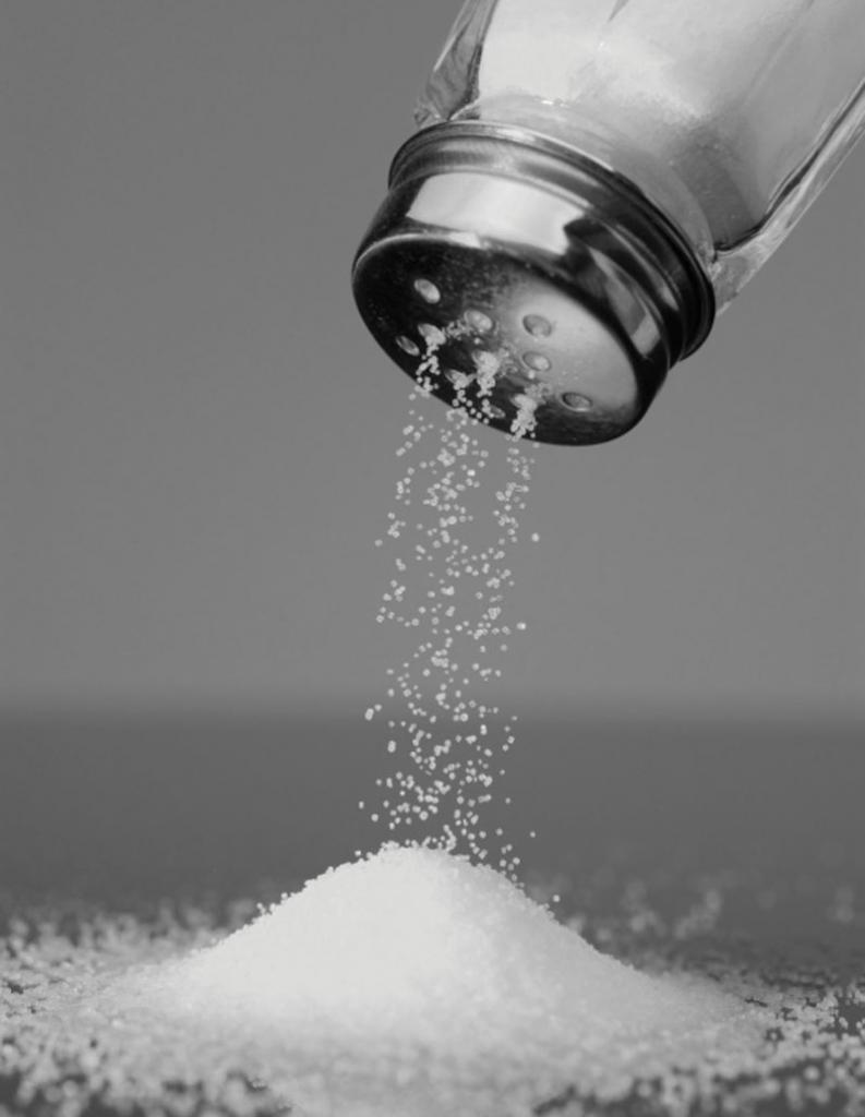 соль сыпется из солонки