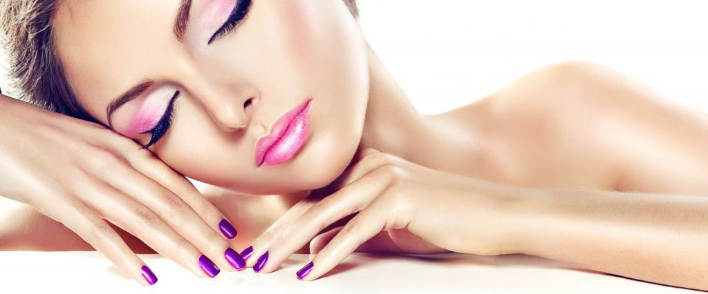женщина с ногтями, выкрашенными в фиолетовый цвет